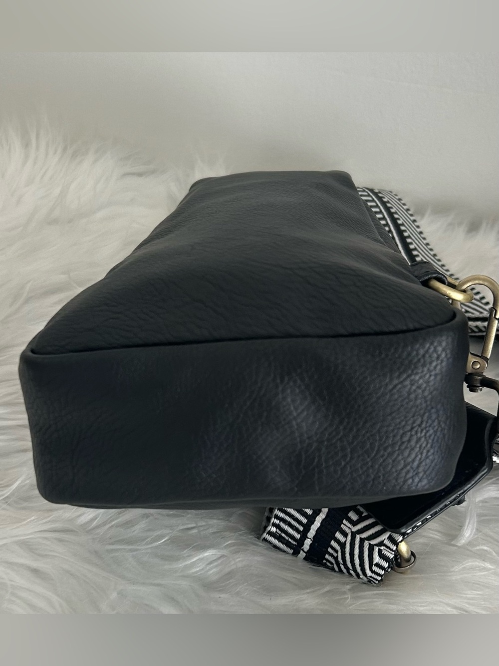 Urban Originals Black Vegan Leather Sling Backpack Crossbody Bag Guitar Strap - Picture 12 of 13